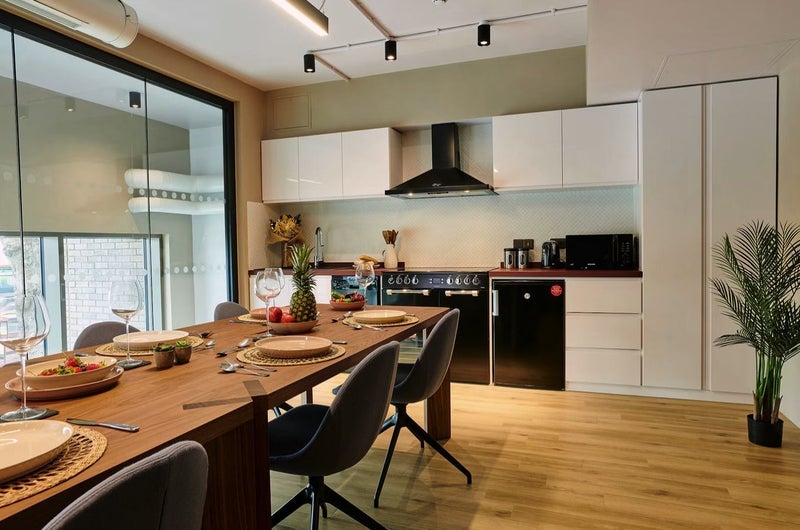 Room High Road in Greater London