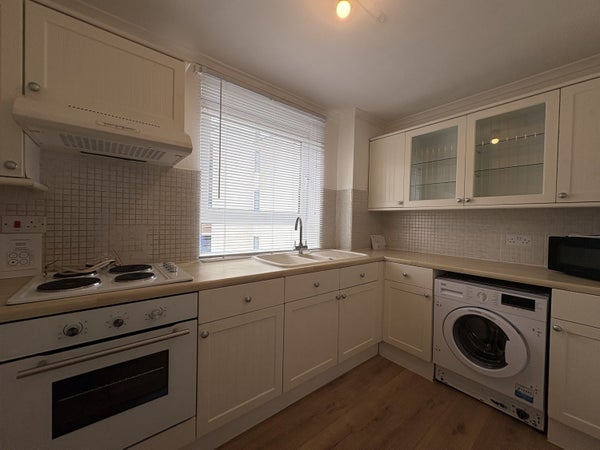 Flat New Orchard in Poole