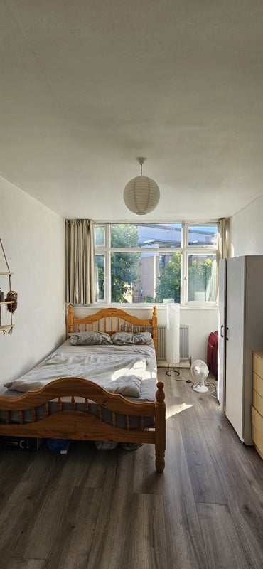 Room Spring Walk in Greater London