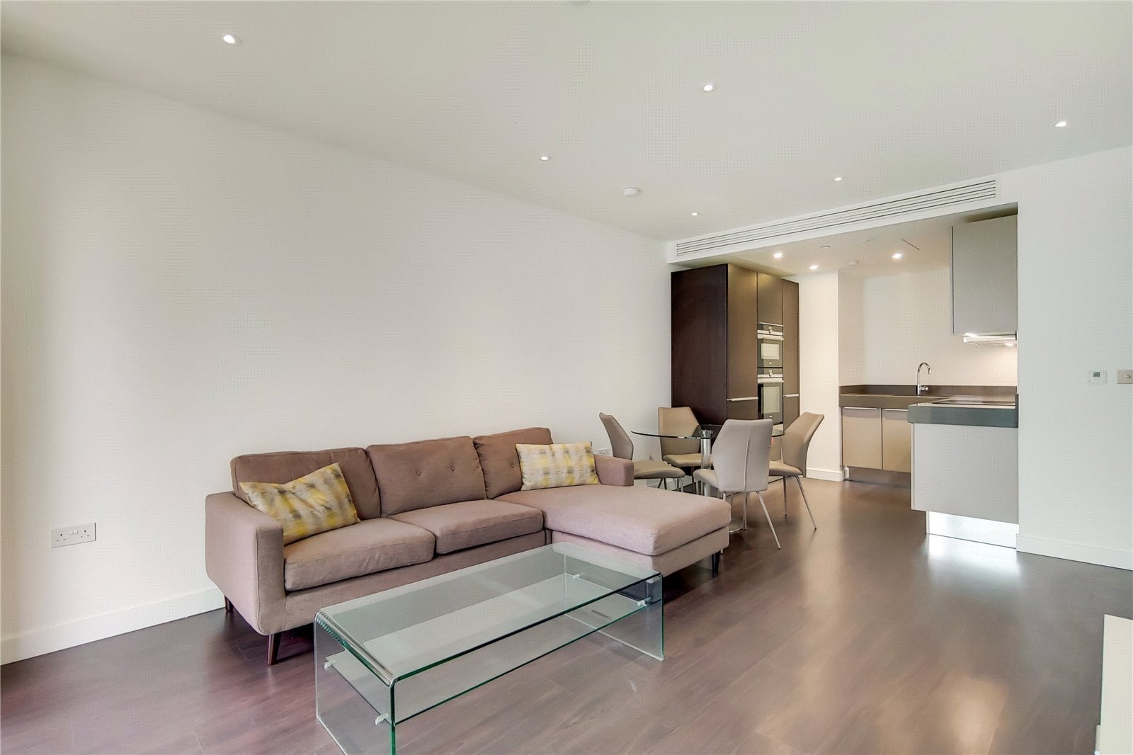 Flat Alie Street in Greater London