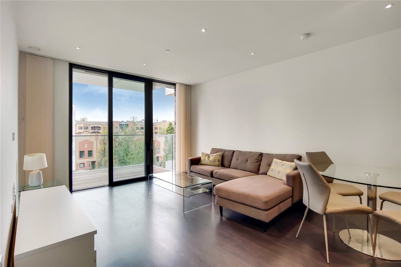 Flat Alie Street in Greater London
