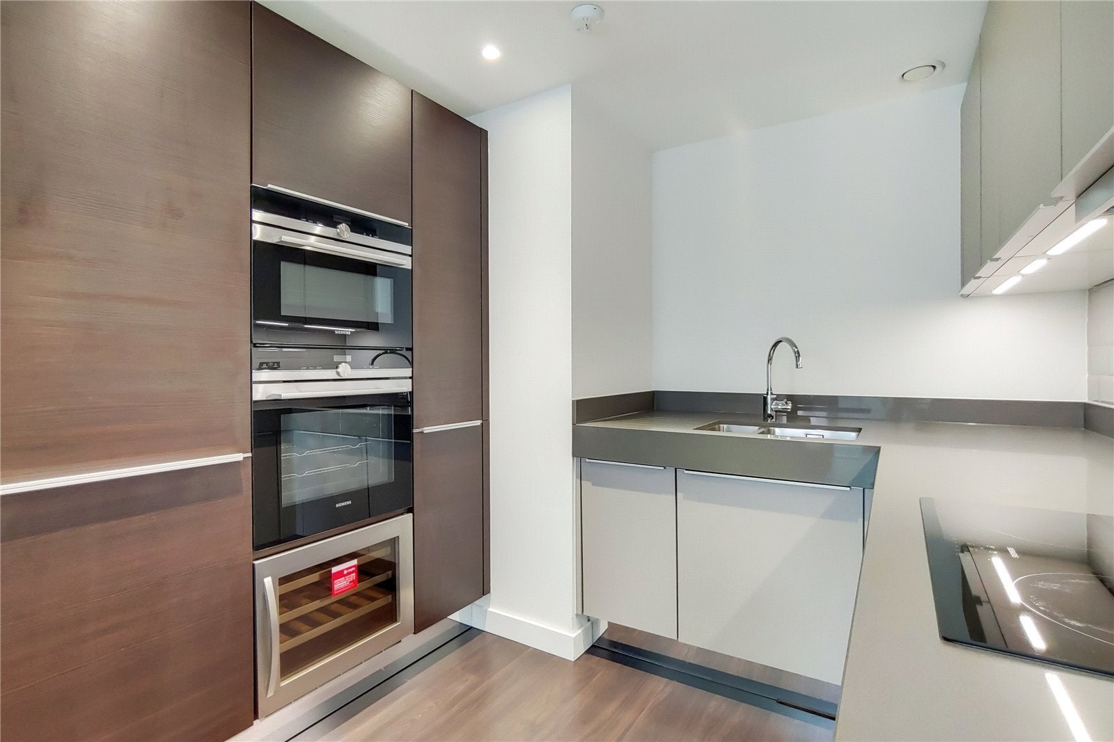 Flat Alie Street in Greater London