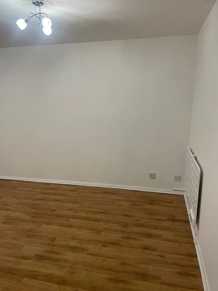 Flat Greenslade Road in Greater London