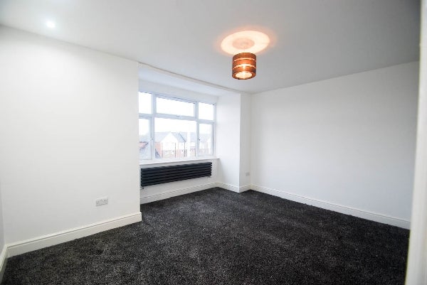 Flat Roding Lane South in Greater London