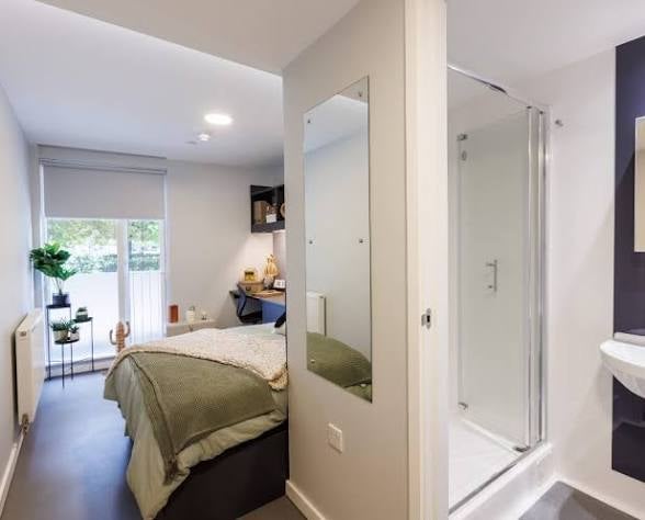 Room Alscot Road in Greater London