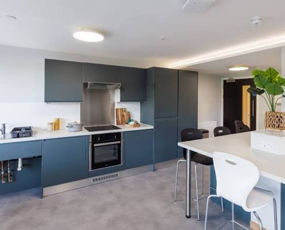 Room Alscot Road in Greater London