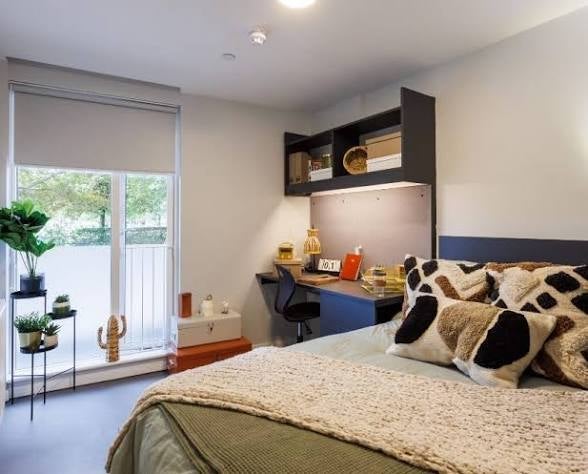 Room Alscot Road in Greater London
