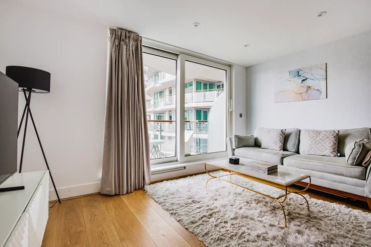 Flat Nine Elms Lane in Greater London