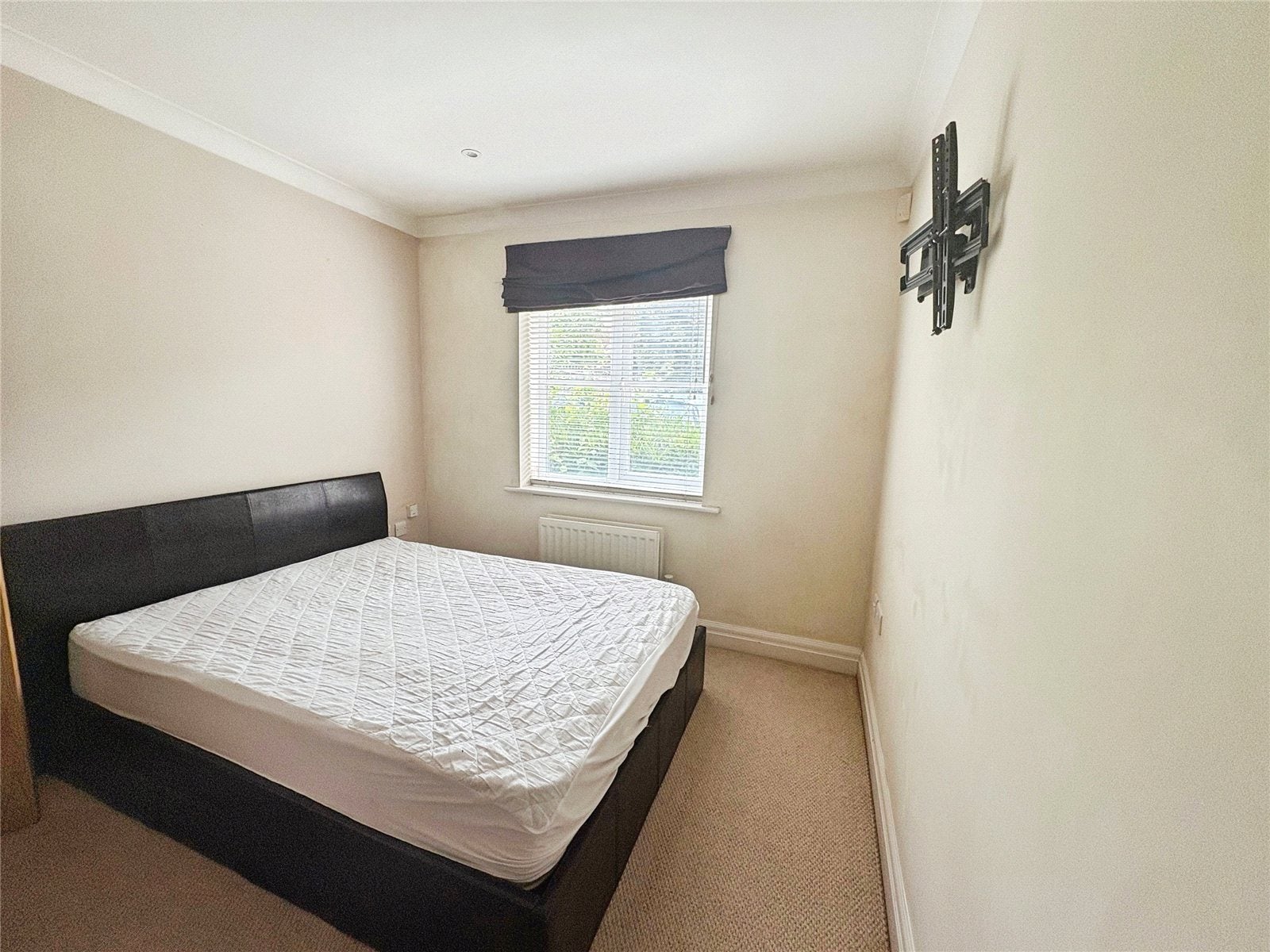 Flat Goldsworth Road in Woking