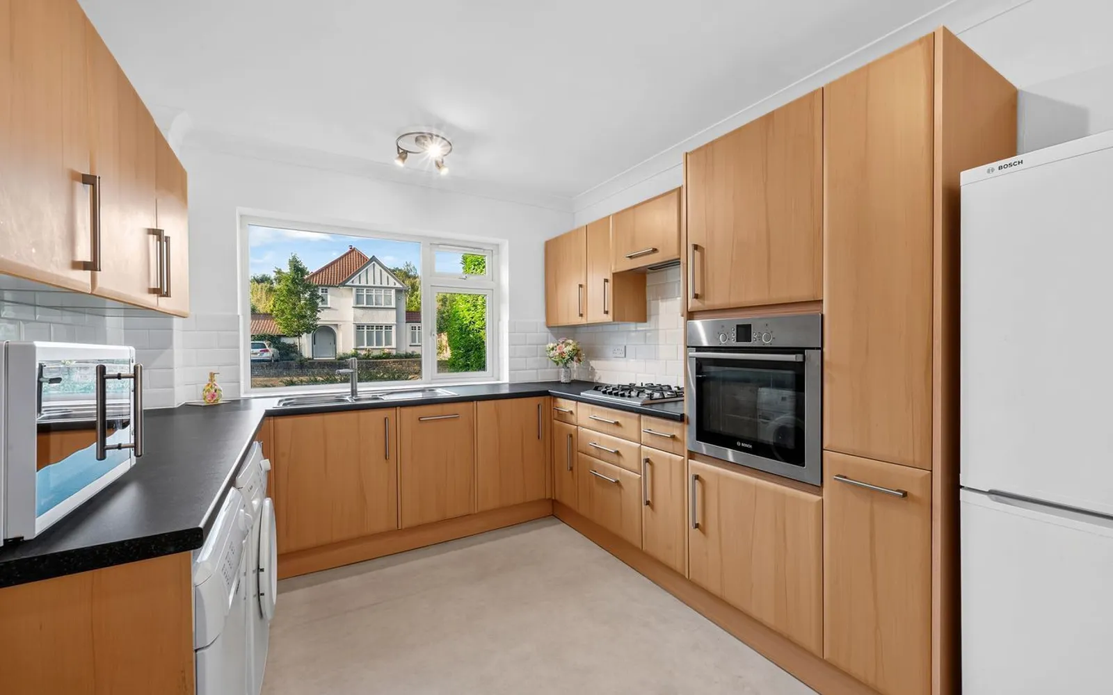 Flat Queens Road in Elmbridge