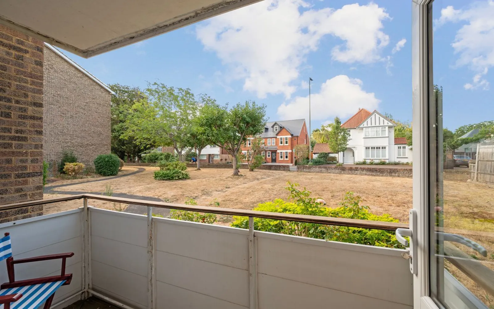Flat Queens Road in Elmbridge