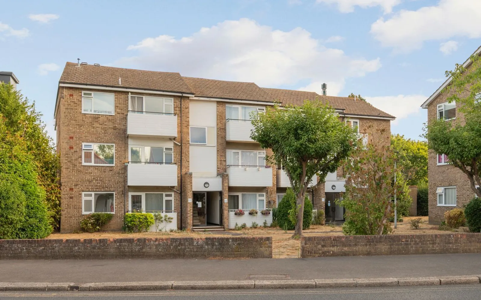 Flat Queens Road in Elmbridge
