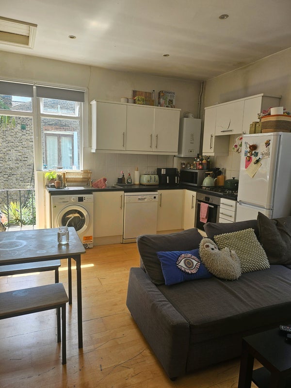 Room Oakmead Road in Greater London