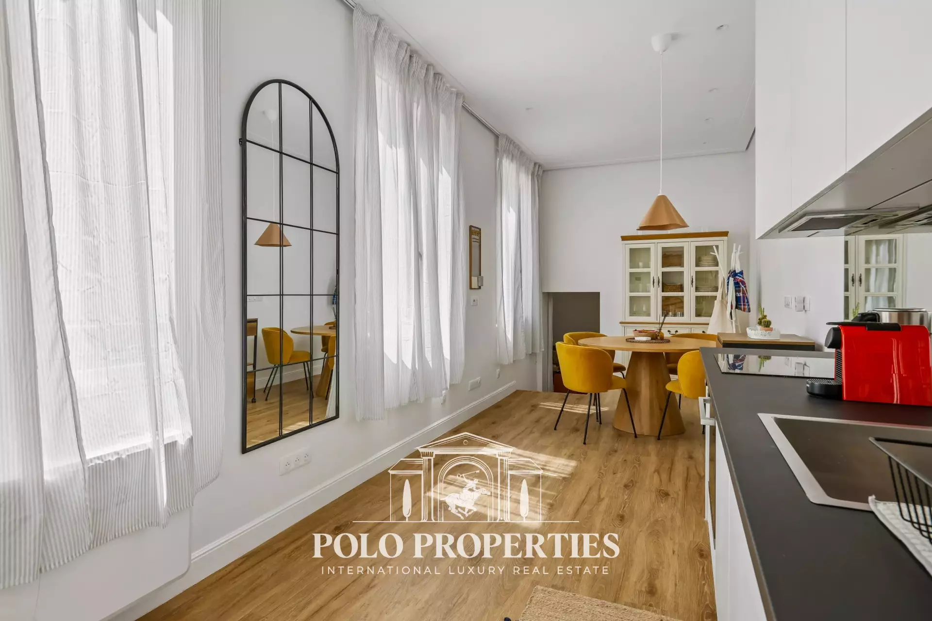 Flat Rue du Faubourg Saint-Honoré in Paris