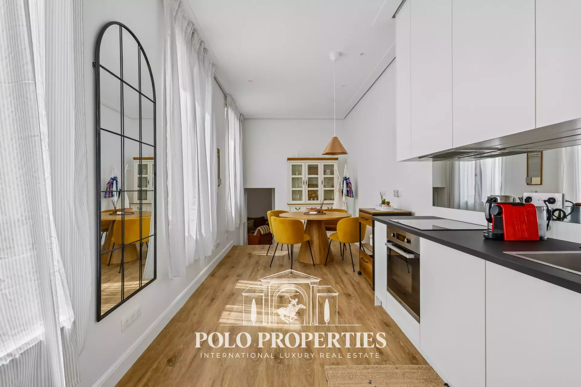 Flat Rue du Faubourg Saint-Honoré in Paris