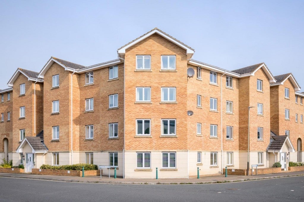 Flat Lloyd Close in Cheltenham