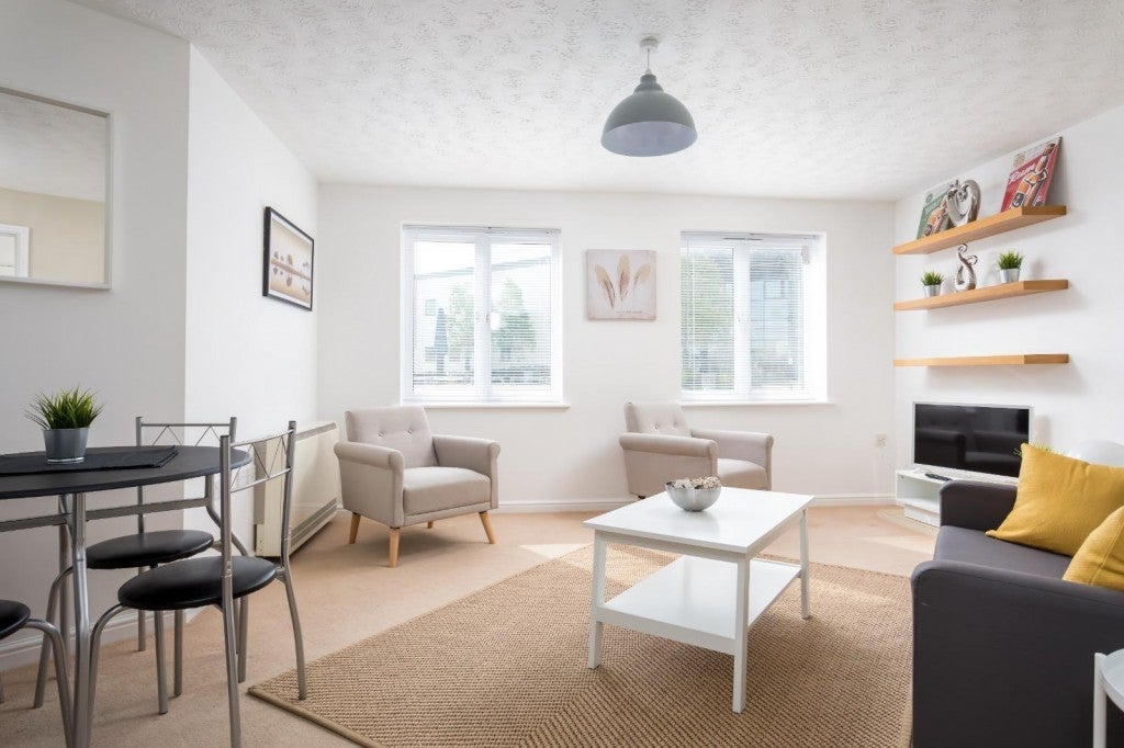 Flat Lloyd Close in Cheltenham