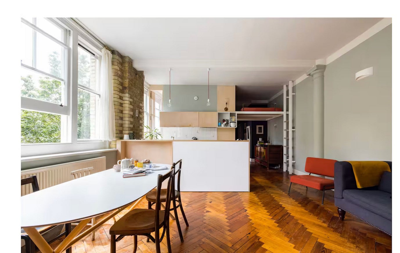Flat Greenwood Road in Greater London