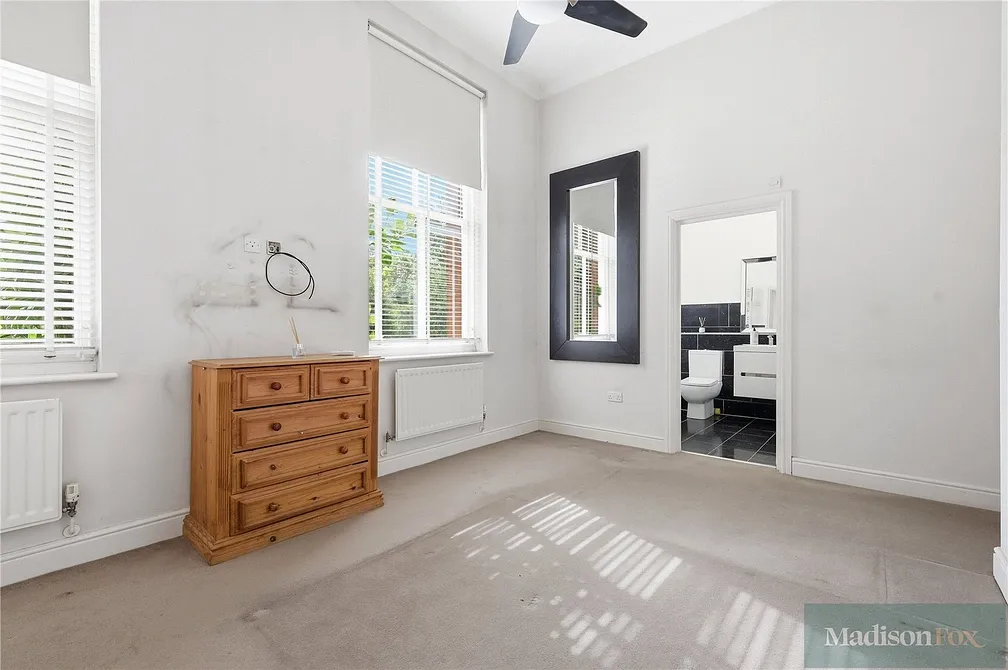 Flat Richmond Drive in Greater London