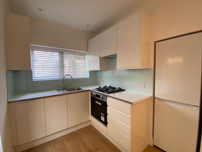 Flat Steele Road in Greater London