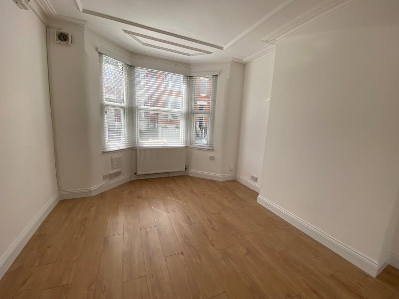 Flat Steele Road in Greater London