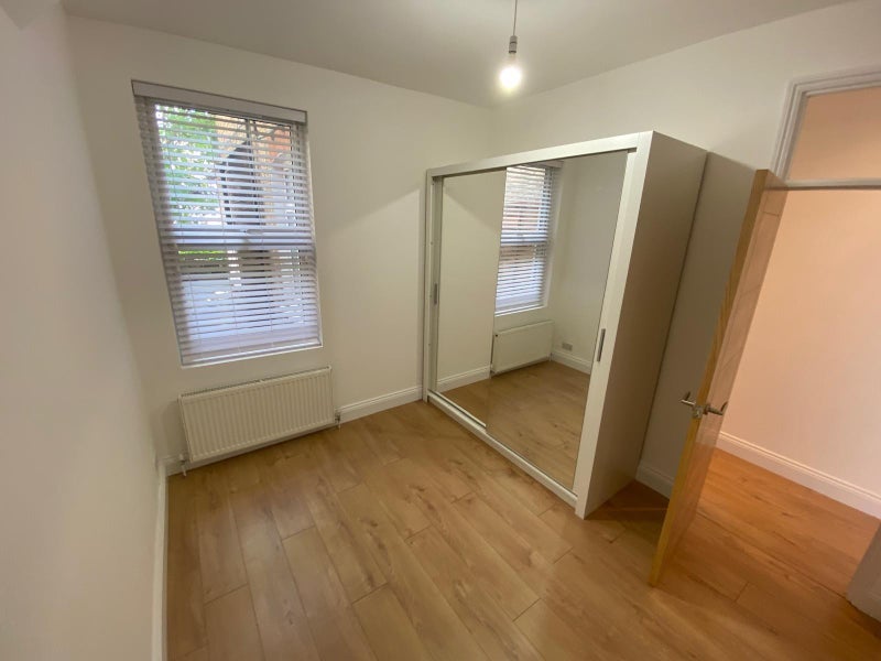 Flat Steele Road in Greater London