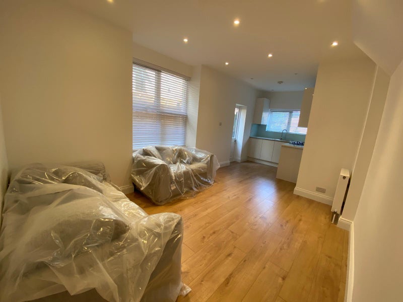 Flat Steele Road in Greater London