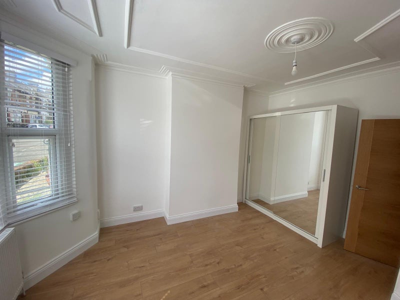 Flat Steele Road in Greater London