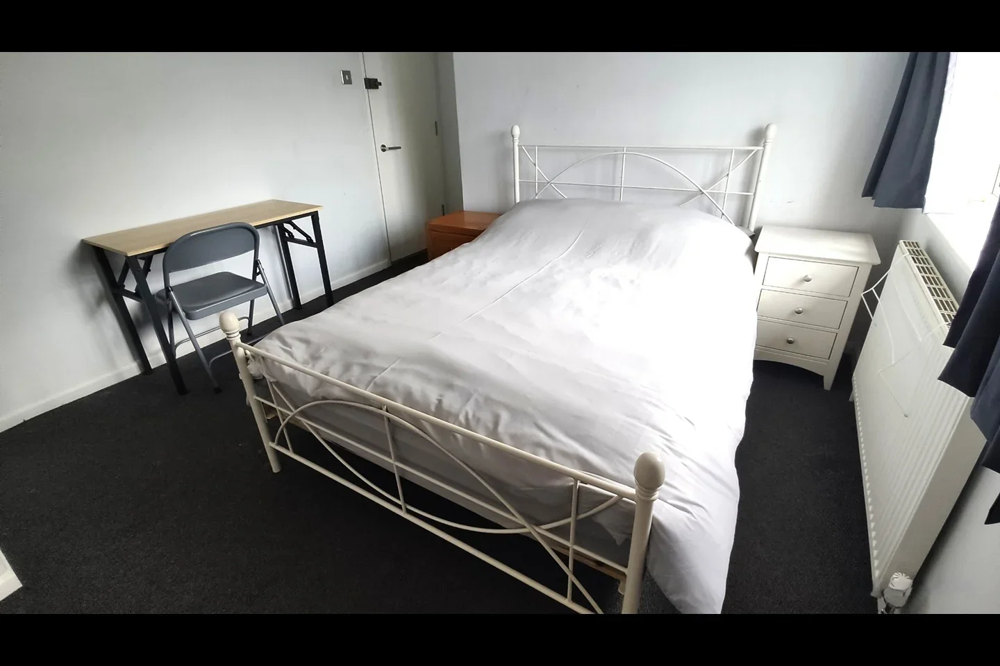 Room Barnfield Road in Crawley