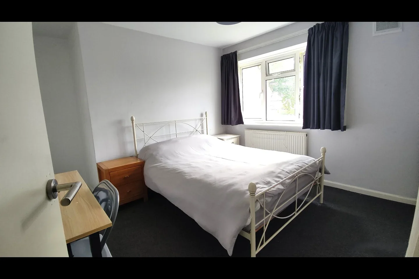 Room Barnfield Road in Crawley