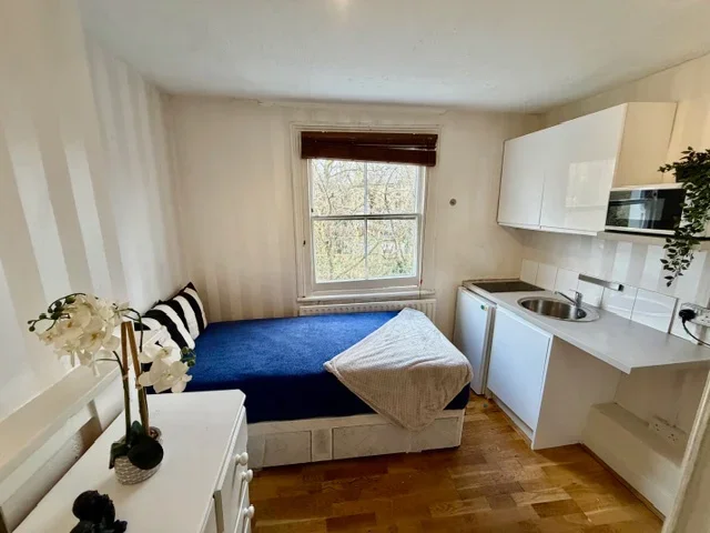 Room Holland Road in Greater London