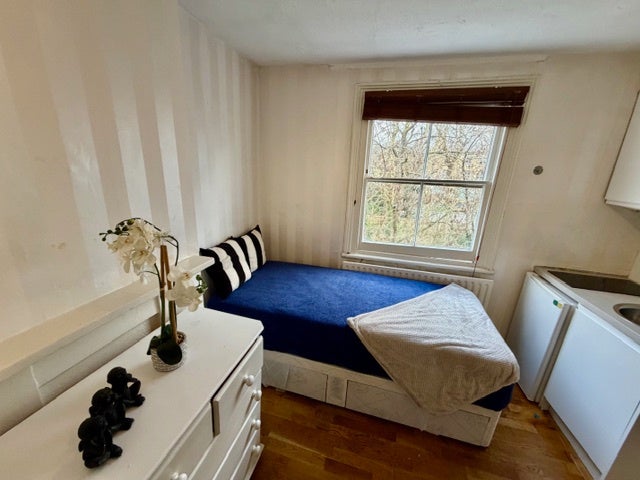 Room Holland Road in Greater London