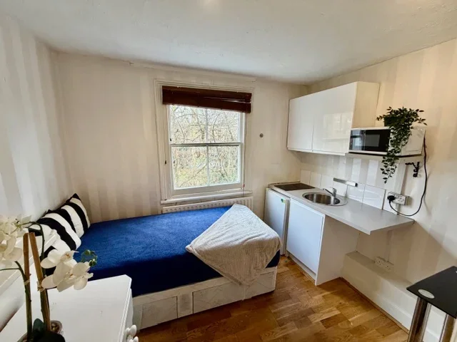 Room Holland Road in Greater London