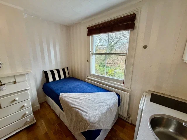 Room Holland Road in Greater London