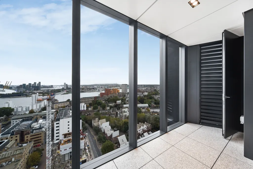 Flat Bradfield Road in Greater London