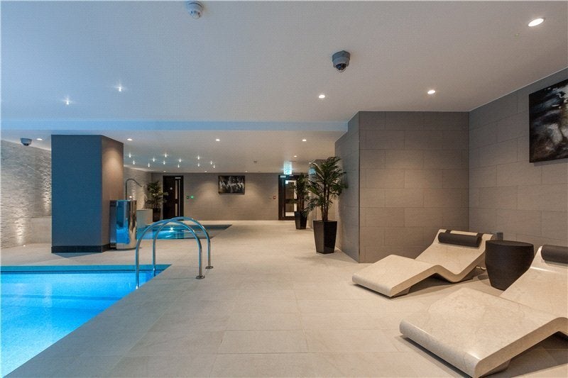 Flat Russell Road in Greater London