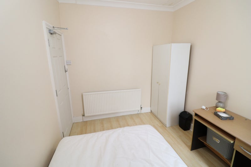 Room Connaught Road in Greater London
