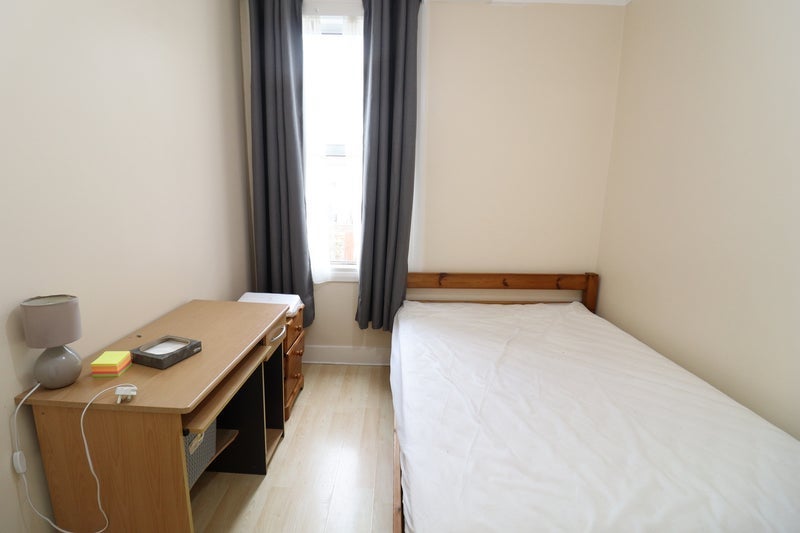 Room Connaught Road in Greater London