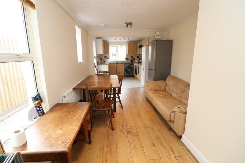 Room Connaught Road in Greater London