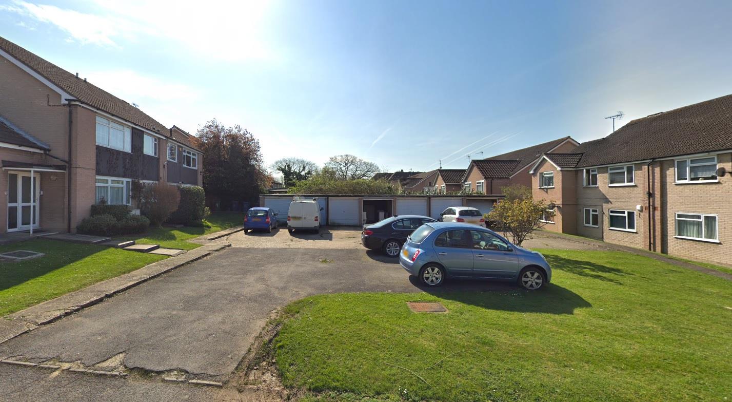 Flat Beech Tree Close in Greater London