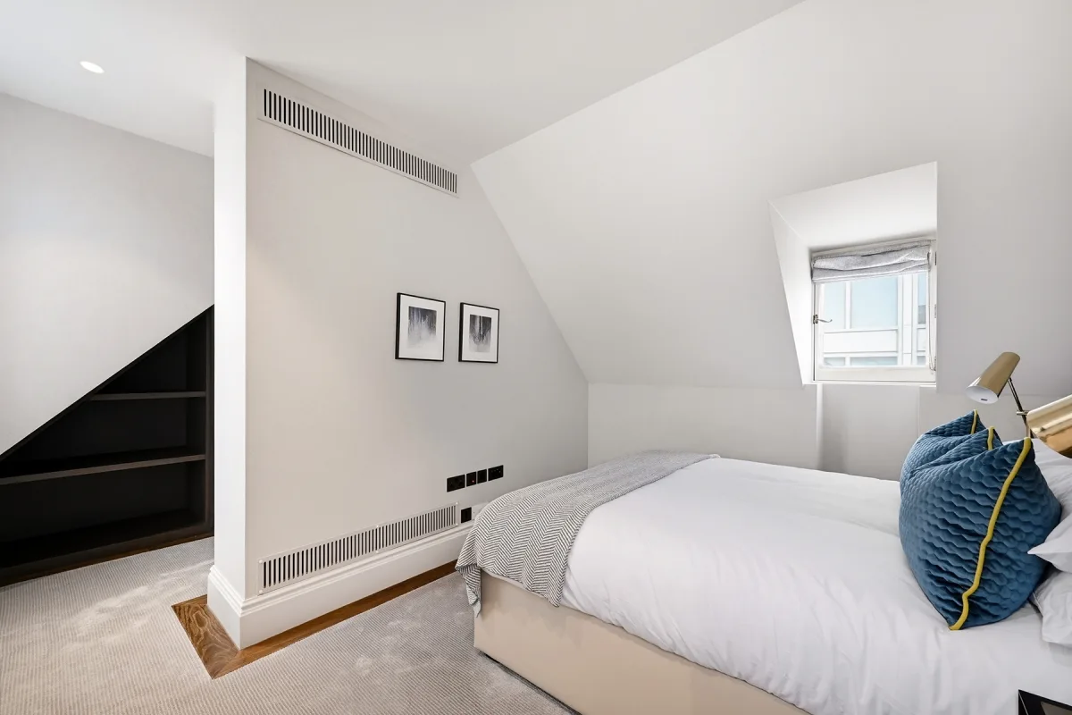 Flat Rose and Crown Yard in City of Westminster
