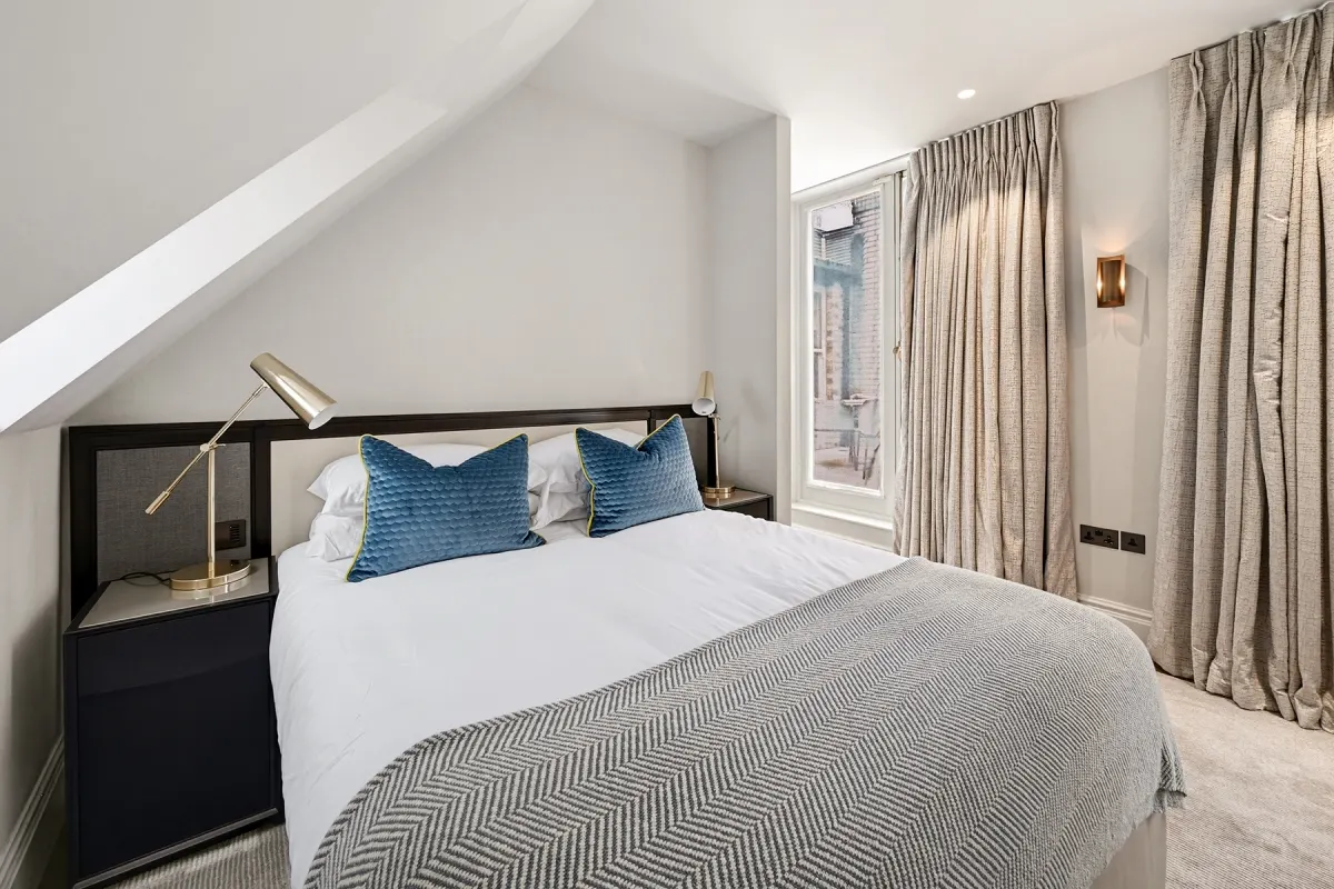 Flat Rose and Crown Yard in City of Westminster