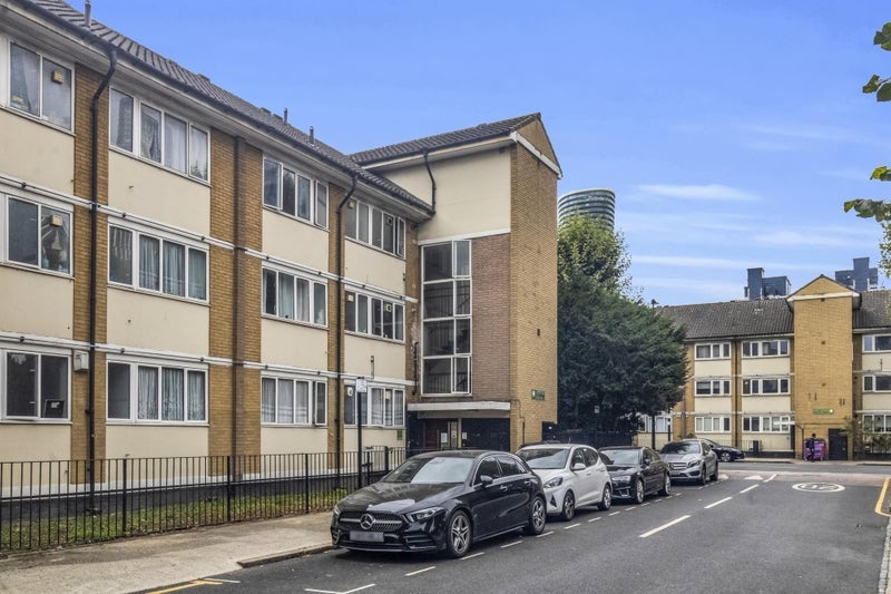 Flat Stewart Street in Greater London