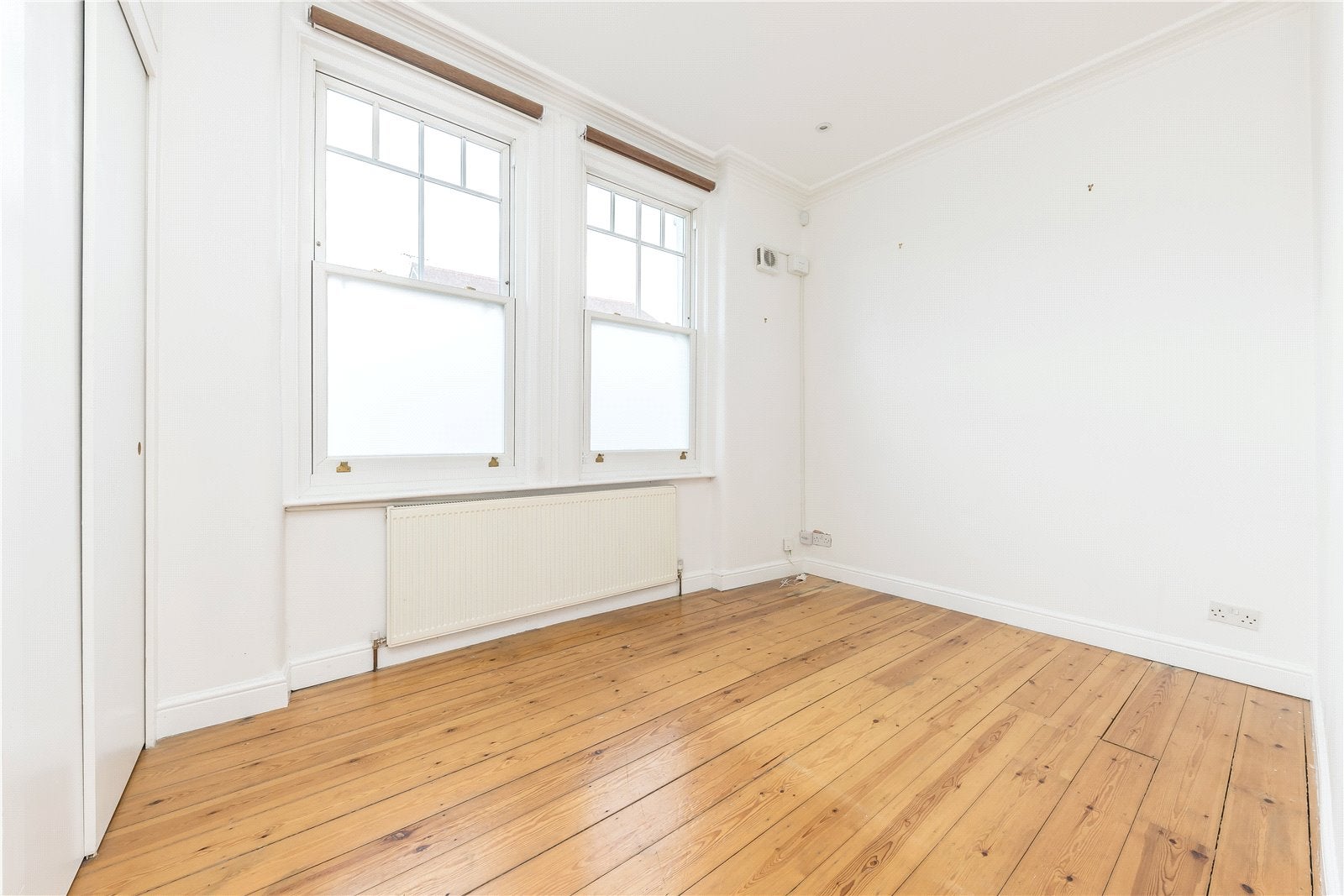 Flat Garratt Terrace in Greater London