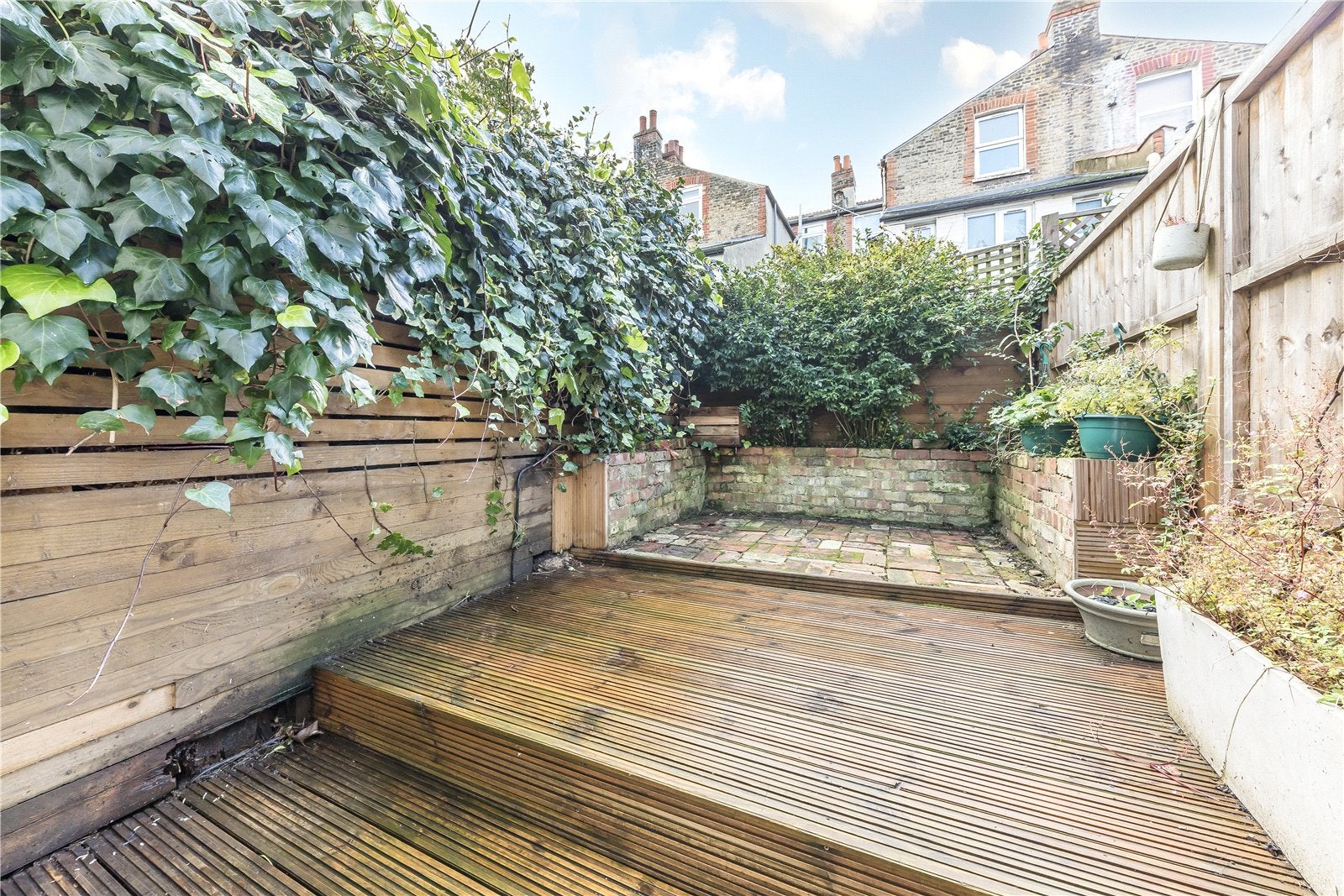 Flat Garratt Terrace in Greater London