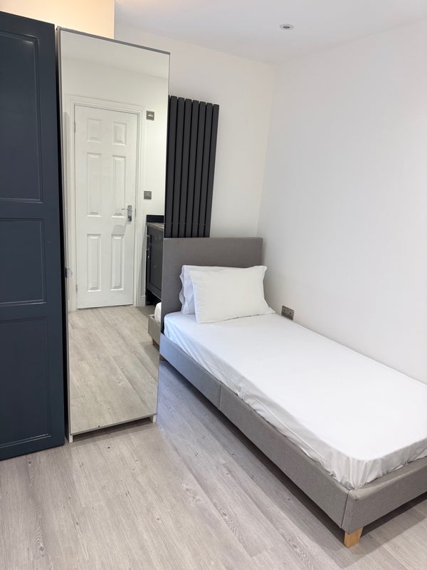 Room Ashmore Road in City of Westminster