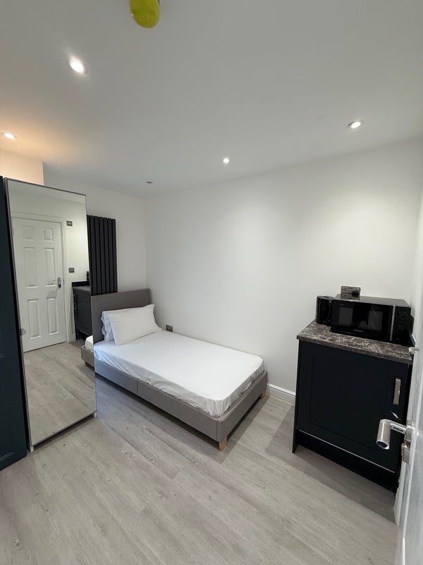 Room Ashmore Road in City of Westminster