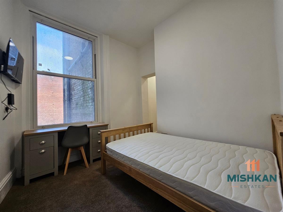 Room Brookside Avenue in St Helens