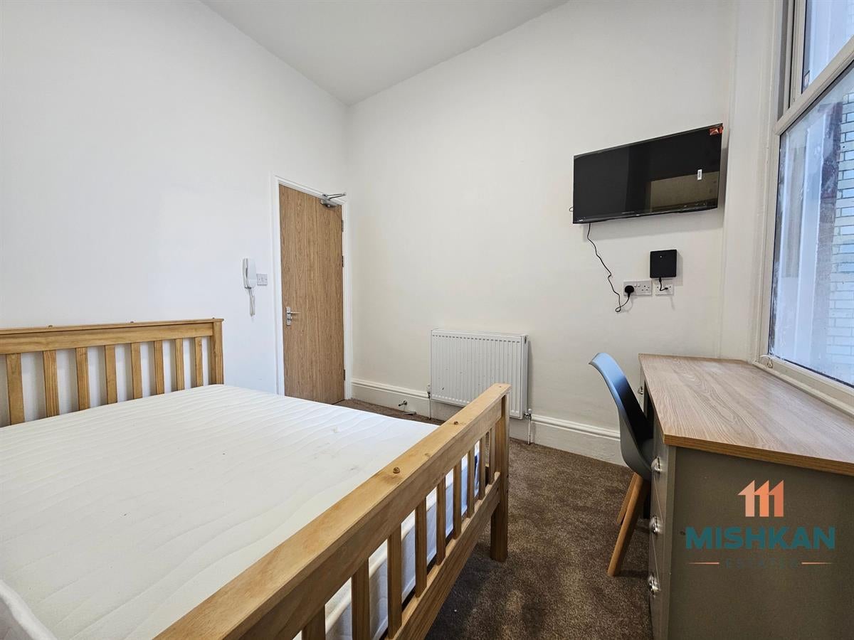 Room Brookside Avenue in St Helens