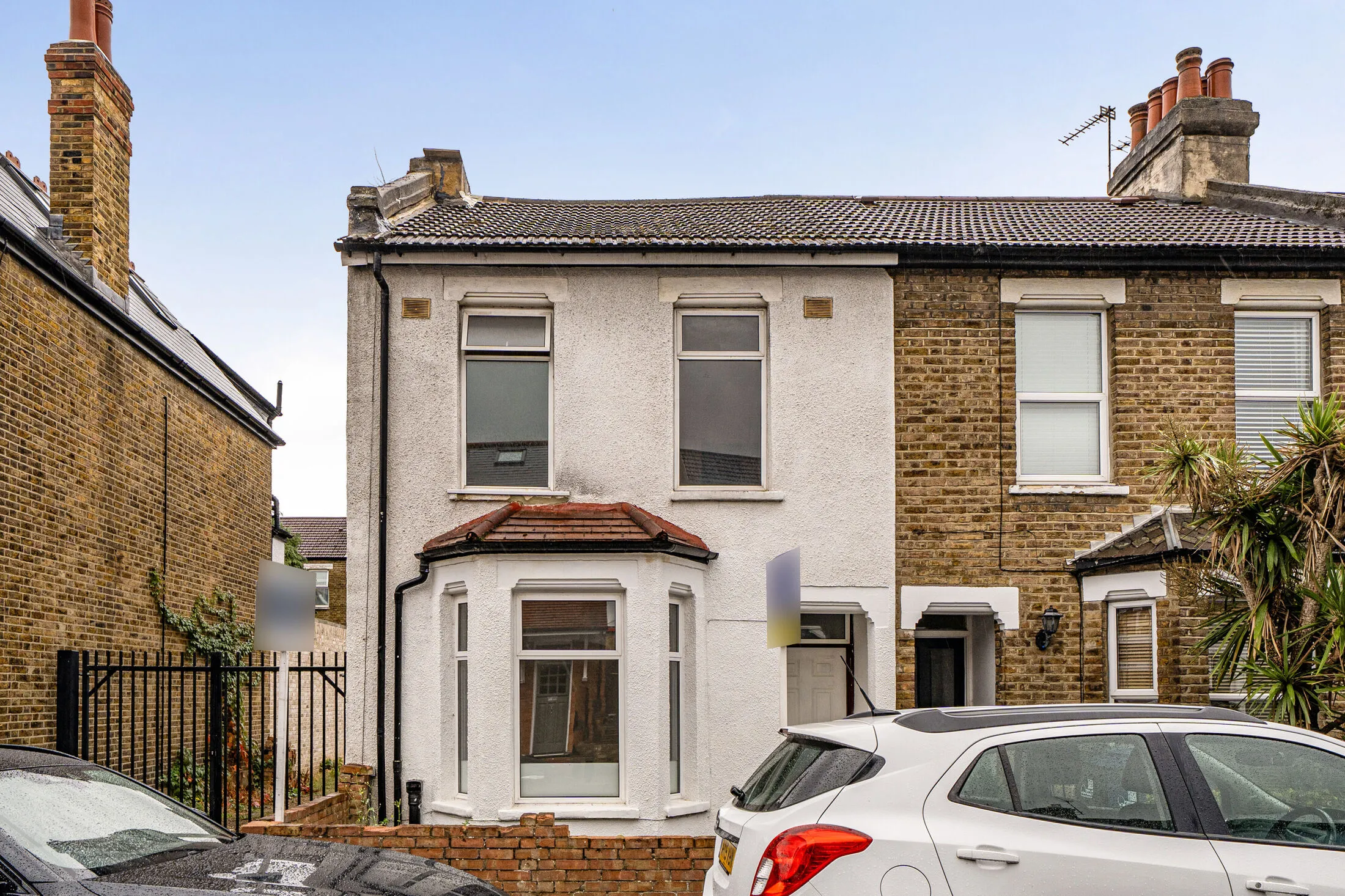 House Oaklands Road in Greater London